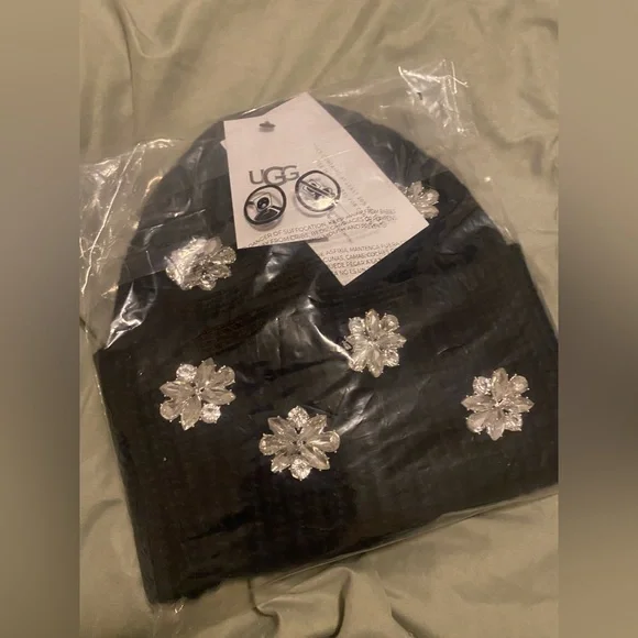 UGG EMBELLISHED KNIT CUFF BEANIE Nwts - Picture 3 of 11